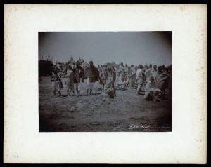 Ritratto di gruppo maschile - Militari - Soldati indigeni dell'Eritrea in un mercato - Eritrea
