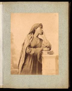 Ritratto femminile - Donna velata con tamburello - Egitto