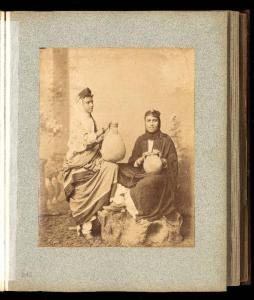 Ritratto femminile - Due donne velate con anfore - Egitto