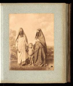 Ritratto di gruppo - Due donne velate con bambino - Egitto