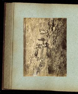 Ritratto di gruppo - Manfredo Camperio, portatori e componenti della Seconda spedizione in Eritrea presso un pozzo - Eritrea - Bakakhia