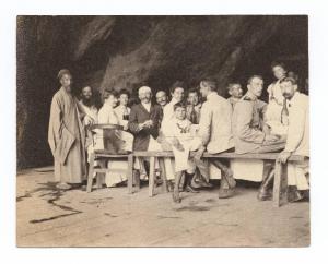 Ritratto di gruppo - Pic nic nella grotta di Shan Khai Kwan: all'estrema sinistra Filippo Camperio - Cina - Shan Khai Kwan