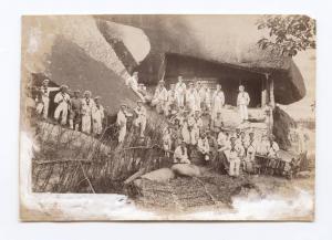 Ritratto di gruppo maschile - Militari - Marinai della Regia Marina Militare Italiana e della marina giapponese di fronte alla grotta di Shan Khai Kwan - Cina - Shan Khai Kwan