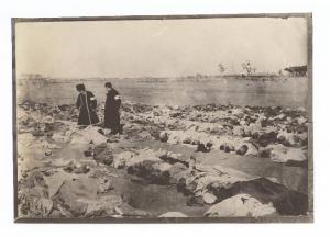 Guerra russo-giapponese - Russia - Manciuria - Mukden - Medici militari esaminano cadaveri di soldati russi caduti