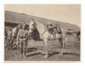 Guerra russo-giapponese - Ritratto maschile - Militari - Dragone russo del distaccamento Staffette Veloci del 51° reggimento con cavallo - Russia - Manciuria - Saimazi