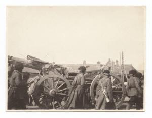 Guerra russo-giapponese - Russia - Manciuria - Mukden - Trasporto di cannoni da assedio da 6 pollici con le volate mimetizzate con canne