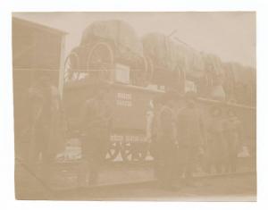 Guerra russo-giapponese - Ritratto di gruppo maschile - Militari - Militari russi di fronte a convoglio ferroviario dell'esercito russo per il trasporto di artiglieria e munizioni - Russia - Manciuria