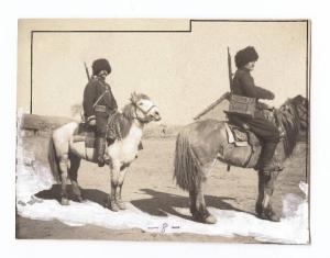 Guerra russo-giapponese - Ritratto maschile - Militari - Due cosacchi del Genio Zappatori a cavallo con eliografi - Russia - Manciuria