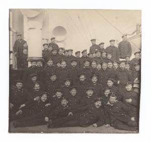 Guerra russo-giapponese - Ritratto di gruppo maschile - Militari - Marinai dell'incrociatore russo Variag superstiti dopo la battaglia di Chemulpo - Corea - Chemulpo - Regia Nave Elba