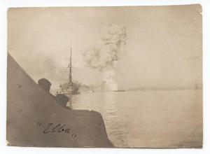 Guerra russo-giapponese - Corea - Chemulpo - Esplosione della cannoniera Korietz della Marina imperiale russa vista dalla Regia Nave Elba: in primo piano incrociatore della Marina inglese HMS Talbot, in secondo piano nave francese Pascal