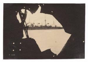 Guerra russo-giapponese - Filippine - Manila - Incrociatore Jemtchug della Marina imperiale russa ripreso attraverso uno squarcio nello scafo dell'incrociatore Oleg