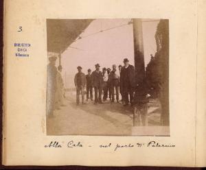 Ritratto di gruppo maschile - Manfredo Camperio ed un gruppo di uomini - Sicilia - Palermo - Porto - La Cala