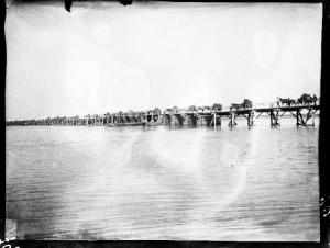 Guerra russo-giapponese - Russia - Manciuria - Carovana dell'esercito russo attraversa il ponte sul fiume Hungkhe durante la ritirata da Liaoyang