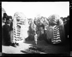Guerra russo-giapponese - Russia - Manciuria - Khailinsai - Suonatori e due maschere del drago durante la festa del drago