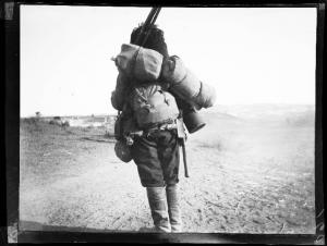 Guerra russo-giapponese - Russia - Manciuria - Mukden - Equipaggiamento di un soldato del Terzo Corpo di Siberia, visto di spalle