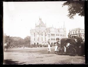 India Britannica - Bombay (?) - Edifici di architettura coloniale e uomini indiani in una via