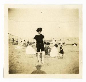 Ritratto femminile - Una giovane donna in costume da bagno su una spiaggia