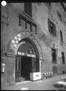 Mantova - Palazzo Bonacolsi, ora Castiglioni - Portale di ingresso al ristorante La Ducale