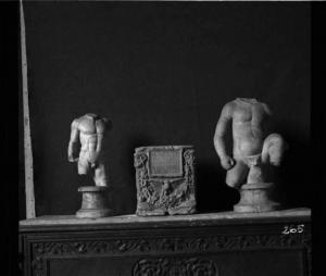 Scultura - Frammenti marmorei di statue - Targa con rilievo e iscrizione - Mantova - Museo di Palazzo Ducale