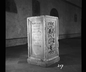 Scultura - Cippo marmoreo con decorazioni e iscrizione - Mantova - Museo di Palazzo Ducale