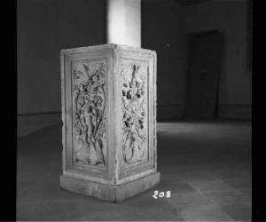 Scultura - Cippo marmoreo con decorazioni - Mantova - Museo di Palazzo Ducale