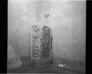 Scultura - Cippo marmoreo angolare con stemma della famiglia Zilioli - Mantova - Palazzo Ducale - Sala di Mezzo