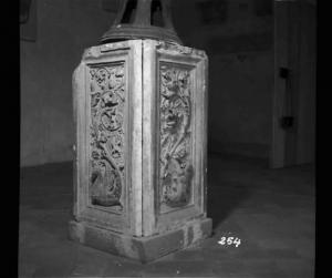 Scultura - Cippo marmoreo con decorazioni - Mantova - Palazzo Ducale - Sala di Mezzo