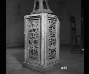 Scultura - Cippo marmoreo con decorazioni - Mantova - Palazzo Ducale - Sala di Mezzo