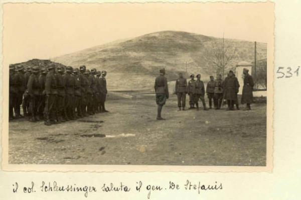 Bilishti - Saluto del colonnello Schleussinger al generale De Stefanis
