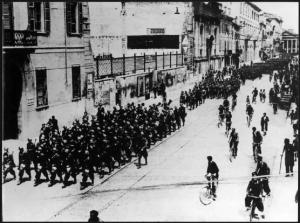 Mantova - Corso Vittorio Emanuele II - Il quarto Reggimento Artiglieria Contraerea in partenza per la Russia