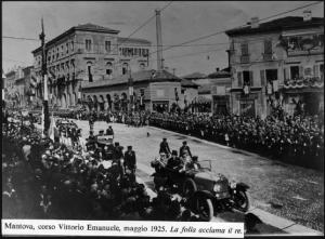 Mantova - Corso Vittorio Emanuele II - Sfilata del re acclamato dalla folla