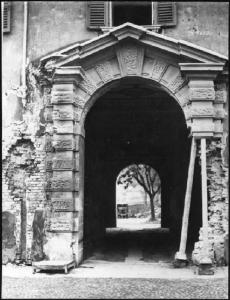 Mantova - Via Frattini - Palazzo Scalori - Portone danneggiato dagli spari di un carro armato