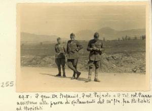 Bilishti - Gruppo di ufficiali alla prova di sfilamento del 14° fanteria