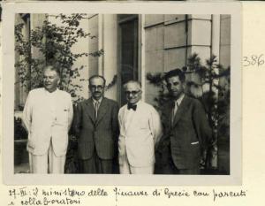 Seconda guerra mondiale - Ritratto di gruppo maschile - Eccellenza Gutzamànis ministro delle finanze della Grecia con parenti e collaboratori