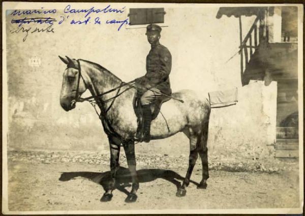 Prima guerra mondiale - Ritratto maschile - Militare - Sergente Marino Campolini a cavallo, artiglieria da campagna