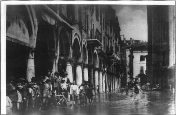 Mantova - Piazza Erbe - Portici Broletto - Alluvione
