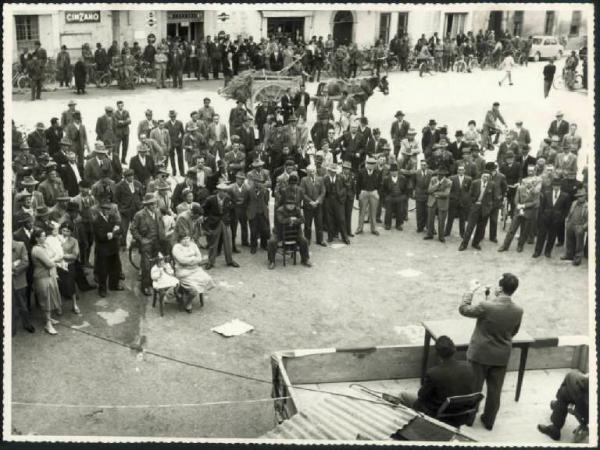 Acquanegra sul Chiese - Piazza XXV Aprile - 1° Maggio 1959, comizio di Alceo Negri