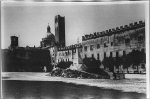 Mantova - Piazza Sordello - Monumento ai Martiri di Belfiore