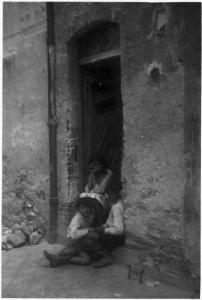 Sciara - Bambini seduti sulla porta di una casa