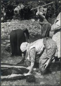 Anatolia - Donne che lavano i panni in un torrente