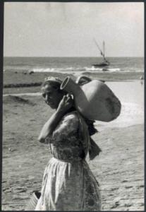 Anatolia - Donna che trasporta un'anfora
