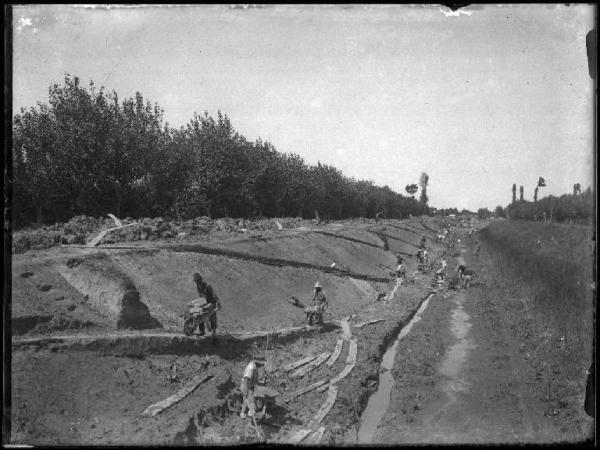 Bagnolo S. Vito - Lavori di scavo del fossato Gherardo