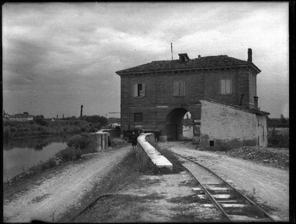 Bagnolo S. Vito - Costruzione dello stabilimento idrovoro della Travata - Vecchia chiavica - Fiume Mincio - Linea ferroviaria