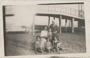 Ritratto di gruppo - Adulta e anziana con quattro bambini sulla spiaggia