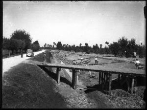 Bagnolo S. Vito, zona - Lavori di scavo del canale Fossegone inferiore - Ponte in legno