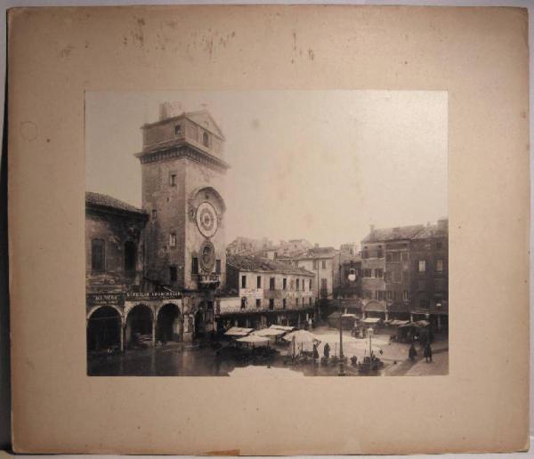 Mantova - Piazza Erbe - Demolizione delle abitazioni di copertura della rotonda di S. Lorenzo