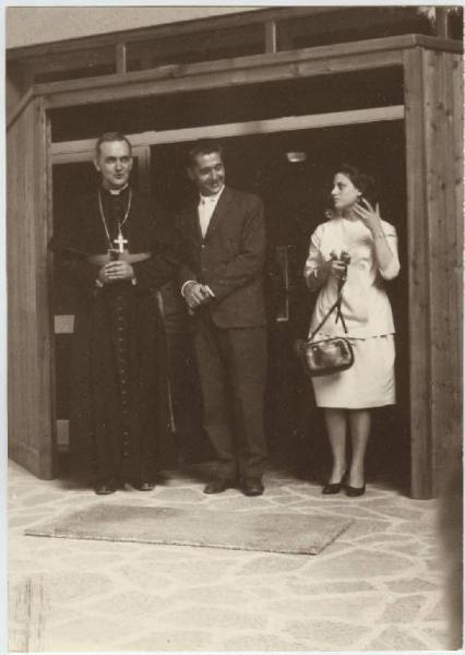 Baselga di Pinè - Colonia - Antonio Poma, vescovo di Mantova e Luigi Grigato, sindaco di Mantova all'ingresso dell'edificio