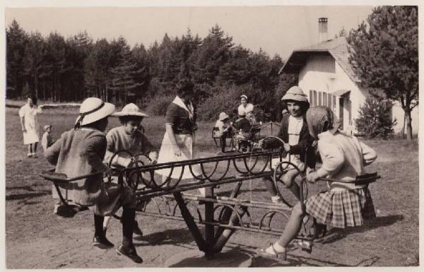 Baselga di Pinè - Colonia - Soggiorno estivo - Gioco di bambine in giardino
