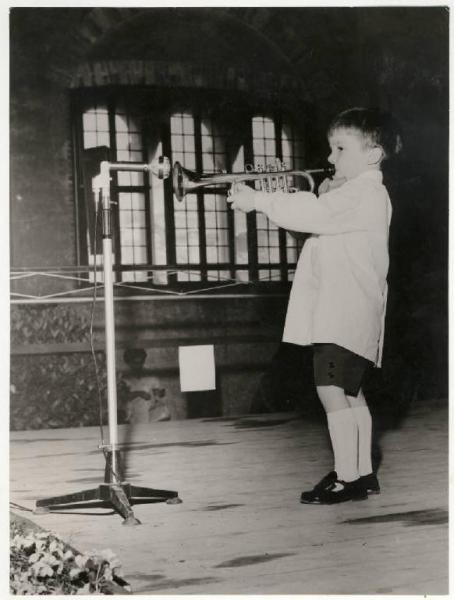 Mantova - Spettacolo di bambini - Bambino in atto di suonare la tromba