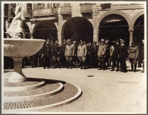 Mantova - Piazza Broletto - Inaugurazione della fontana dei Delfini - Visita di gerarchi fascisti